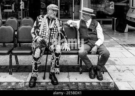 Un roi de la petite enfance en costume traditionnel au festival annuel de la récolte des PEarly Kings et Queens qui s'est tenu au Guildhall Yard, Londres, Angleterre. Banque D'Images