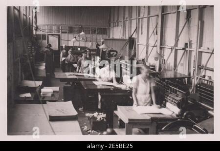 Photographie des travailleurs de l'imprimerie (hommes et femmes) sur les presses d'imprimerie d'usine, certains des papiers finis peuvent être vus sur une table à gauche, 1910 Banque D'Images