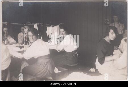 Walthamstow ouvriers de vêtements. Les femmes se sont cousues à leurs machines à coudre, produisant des vêtements pour le commerce de chiffon, 1910 / 1920 Banque D'Images
