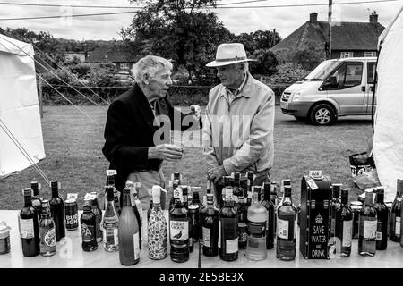 Deux hommes en conversation au High Hurstwood Village Fete, High Hurstwood, East Sussex, Royaume-Uni. Banque D'Images