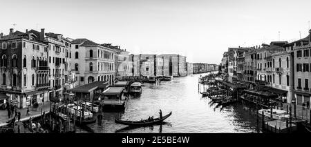 Une image panoramique du Grand Canal prise du pont du Rialto, Venise, Vénétie, Italie. Banque D'Images