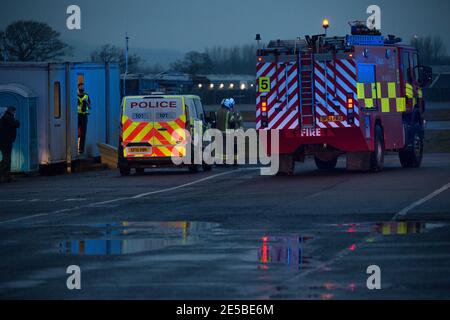 Glasgow, Écosse, Royaume-Uni. 27 janvier 2021. Photo : un incident d'urgence complet est en cours à l'aéroport de Glasgow, le service d'incendie et de sauvetage de l'aéroport déployant un certain nombre d'appareils en plus de la réunion de la police et des premiers intervenants à leur point de rendez-vous. On ne savait pas exactement ce qui a déclenché l'urgence, mais il est entendu qu'un avion de la région a demandé de l'aide, tout a été mis à l'arrêt maintenant. Ce n'était pas un exercice. Crédit : Colin Fisher/Alay Live News Banque D'Images