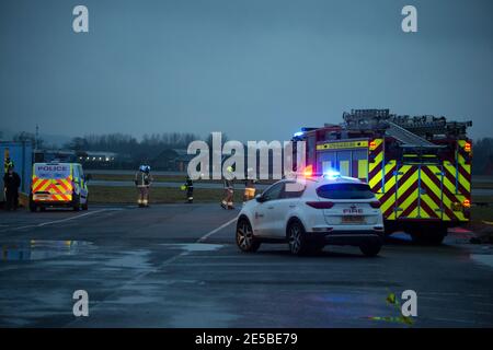 Glasgow, Écosse, Royaume-Uni. 27 janvier 2021. Photo : un incident d'urgence complet est en cours à l'aéroport de Glasgow, le service d'incendie et de sauvetage de l'aéroport déployant un certain nombre d'appareils en plus de la réunion de la police et des premiers intervenants à leur point de rendez-vous. On ne savait pas exactement ce qui a déclenché l'urgence, mais il est entendu qu'un avion de la région a demandé de l'aide, tout a été mis à l'arrêt maintenant. Ce n'était pas un exercice. Crédit : Colin Fisher/Alay Live News Banque D'Images