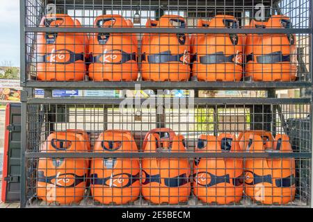 Campos, Espagne; janvier 23 2021: bouteilles de butane repsol dans une cage métallique appartenant à une station de gaz et de service Banque D'Images