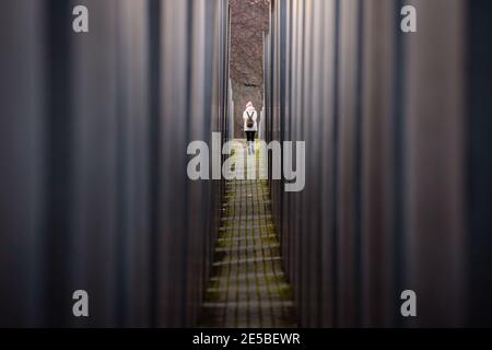 Berlin, Allemagne. 27 janvier 2021. Allemagne, Berlin, le 27 janvier 2021 : une femme peut être vue au Mémorial des Juifs assassinés d'Europe (allemand : Denkmal für die ermordeten Juden Europas), également connu sous le nom de Mémorial de l'Holocauste (allemand : Holocauste-Mahnmal) lors de la Journée internationale du souvenir de l'Holocauste. Le 27 janvier 2021 marque la Journée internationale de commémoration en mémoire des victimes de l'Holocauste, 76 ans après la libération du camp de concentration nazi d'Auschwitz. (Photo de Jan Scheunert/Sipa USA) crédit: SIPA USA/Alay Live News Banque D'Images