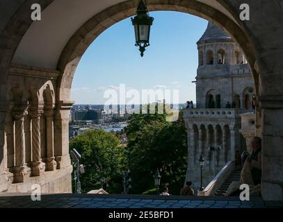 Budapest vue depuis l'arche du Bastion des pêcheurs, quartier du château, Buda, Budapest, Hongrie Banque D'Images