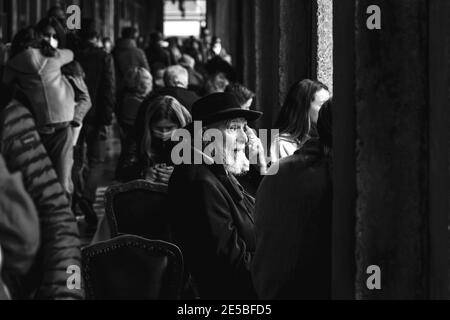 Visiteurs assis devant Caffe Florian, place Saint-Marc, Venise, Italie. Banque D'Images