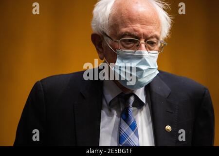 Washington, États-Unis. 27 janvier 2021. Le sénateur Bernie Sanders, I-VT, se présente pour un comité sénatorial de l'énergie et des ressources naturelles à Capitol Hill, le mercredi 27 janvier 2021, pour examiner la nomination de Jennifer Mulhern Granholm au poste de secrétaire à l'énergie. Photo par Graeme Jennings/UPI crédit: UPI/Alay Live News Banque D'Images