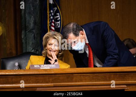 Le sénateur américain Lisa Murkowski (républicaine de l'Alaska), présidente du Comité sénatorial de l'énergie et des ressources naturelles des États-Unis, confère avec le sénateur américain John Barrasso (républicain du Wyoming), lors d'une audience du Comité de l'énergie et des ressources naturelles à Capitol Hill, le mercredi 27 janvier 2021, Pour examiner la nomination de Jennifer Mulhern Granholm au poste de Secrétaire à l'énergie.Credit: Graeme Jennings / Pool via CNP | usage dans le monde entier Banque D'Images