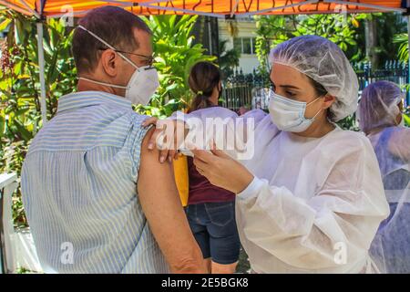 27 janvier 2021 : BRÉSIL. RIO DE JANEIRO. COVID-19. L'hôtel de ville commence ce mercredi (27), une nouvelle phase de vaccination contre le covid-19 avec les vaccins Oxforf, d'AstraZeneca. Les professionnels de la santé et les personnes âgées sont les préférences en matière de vaccination qui se produisent dans les postes de vaccination de la mairie comme sur la photo, le poste municipal Dom Helder Câmara, Botafogo, zone sud. (Image de crédit : © Ellan Lustosa/ZUMA Wire) Banque D'Images