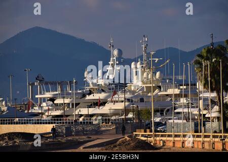 Yachts dans le Vieux Port de Cannes, au sud de la France Banque D'Images