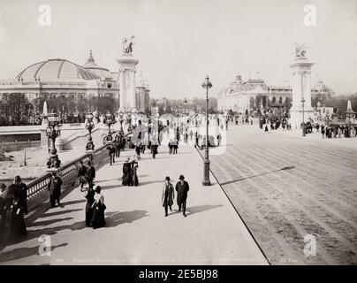 1900 photo d'époque: Exposition universelle, Foire mondiale, Grande exposition, Paris. Pont Alexandre III, pont Alexander III sur la Seine. Banque D'Images