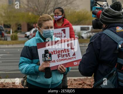Las Vegas NV, États-Unis. 27 janvier 2021. Le syndicat Healthcare Workers proteste devant l'hôpital de Mountainview à Las Vegas, NV, le 27 janvier 2021. Crédit : Dee CEE carter/Media Punch/Alay Live News Banque D'Images