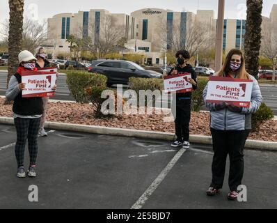 Las Vegas NV, États-Unis. 27 janvier 2021. Le syndicat Healthcare Workers proteste devant l'hôpital de Mountainview à Las Vegas, NV, le 27 janvier 2021. Crédit : Dee CEE carter/Media Punch/Alay Live News Banque D'Images