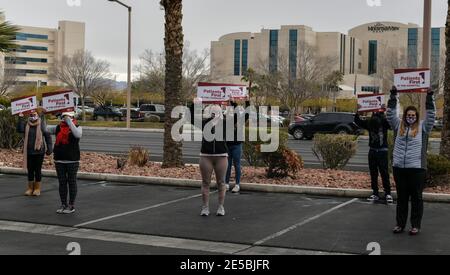 Las Vegas NV, États-Unis. 27 janvier 2021. Le syndicat Healthcare Workers proteste devant l'hôpital de Mountainview à Las Vegas, NV, le 27 janvier 2021. Crédit : Dee CEE carter/Media Punch/Alay Live News Banque D'Images