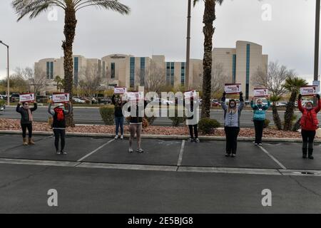 Las Vegas NV, États-Unis. 27 janvier 2021. Le syndicat Healthcare Workers proteste devant l'hôpital de Mountainview à Las Vegas, NV, le 27 janvier 2021. Crédit : Dee CEE carter/Media Punch/Alay Live News Banque D'Images