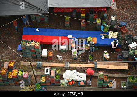 Vue aérienne d'un marché agricole local avec des vendeurs vendant leurs produits frais à la périphérie de San Miguel de Allende à Guanajuato Mexique. Banque D'Images