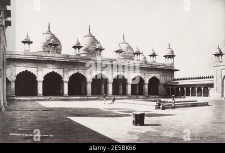 Photographie du XIXe siècle : quadrilatère du Moti Masjid, Agra, inde. Samuel Bourne photo. Banque D'Images