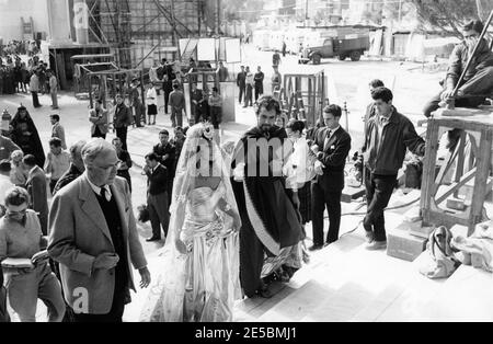 Directeur ROI DE LA GINA LOLLOBRIGIDA et TYRONE PUISSANCE avec film L'équipage sur le terrain est franc pendant le tournage de SOLOMON ET DE SHEBA 1958 réalisateur de version inachevée KING Edward BRANT Small Productions / Artistes Unis Banque D'Images