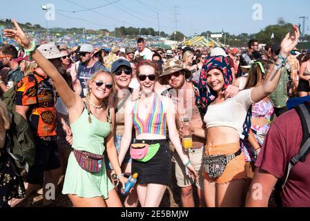 Les amateurs de festival apprécient le temps chaud le 3 jour de Glastonbury 2019, digne Farm, Pilton, Somerset. Banque D'Images