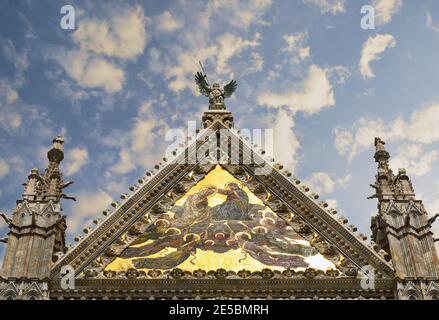 Mosaïque 'Couronnement de la Vierge' sur le pignon de la cathédrale de Sienne (Sainte Marie de l'Assomption) contre ciel bleu nuageux, Toscane, Italie Banque D'Images