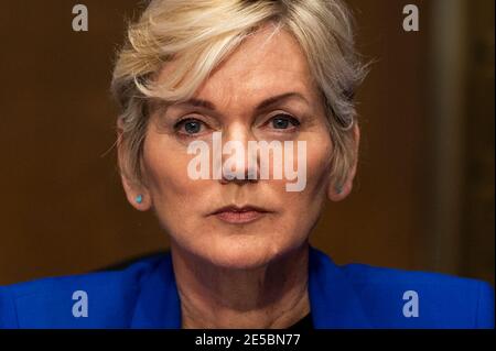 Jennifer Granholm, ancienne gouverneure du Michigan, témoigne devant le Comité sénatorial de l'énergie et des ressources naturelles au cours d'une audience pour examiner sa nomination au poste de secrétaire à l'énergie, à Capitol Hill à Washington, DC, le 27 janvier 2021. Crédit : Jim Watson/Pool via CNP/MediaPunch Banque D'Images