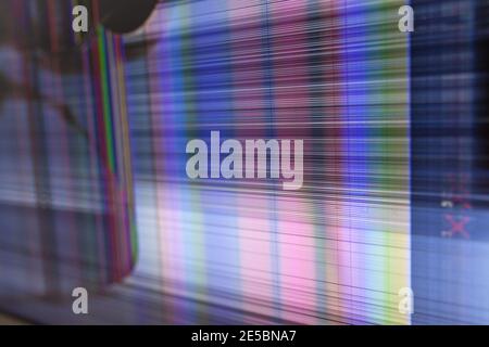 L'écran noir se fissure avec des lignes colorées qui traversent le cassé moniteur Banque D'Images