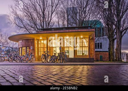 Rotterdam, pays-Bas, le 9 janvier 2021: bâtiment d'entrée du Maastunnel pour piétons et cyclistes pendant le crépuscule du soir Banque D'Images