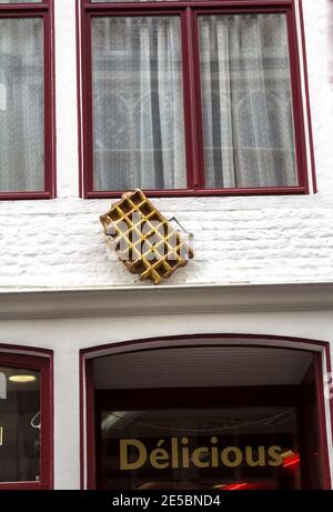 Bruges, Belgique : exposition d'un magasin de bonbons, gaufres belges, pleines de gaufres avec des fruits comme des mûres ou des fraises dans la ville médiévale de Brug Banque D'Images