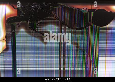 L'écran noir se fissure avec des lignes colorées qui traversent le cassé moniteur Banque D'Images