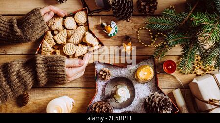 Biscuits de Noël sur fond de bois. Longue bannière Banque D'Images