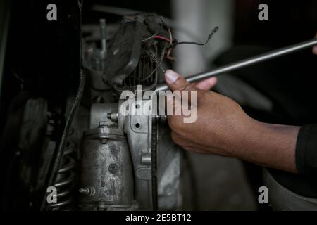 Gros plan homme mains réparer moto rétro Banque D'Images