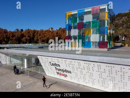 Centre Pompidou Malaga Musée d'Art moderne contemporain Malaga Espagne Europe une femme poussant un landau et une autre femme s'enfuyant le long de Muelle Uno Banque D'Images