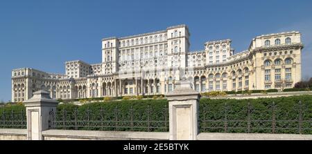 La Chambre du Parlement ou la Chambre du peuple à Bucarest est la le plus grand bâtiment administratif civil au monde Banque D'Images