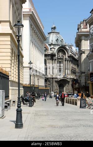 Vue sur l'ancien bâtiment de la CEC Bank depuis la rue Lipscani À Bucarest, Roumanie Banque D'Images