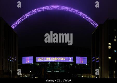 Stade Wembley, Wembley Park, Royaume-Uni. 27 janvier 2021. Pour marquer le jour commémoratif de l'Holocauste, le stade Wembley affiche le message de mémoire pour les victimes de la Shoah. « illuminez les Ténèbres » tandis que l'arche emblématique est illuminée en violet avec 25 autres endroits à travers le Royaume-Uni. Amanda Rose/Alamy Live News Banque D'Images