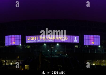 Stade Wembley, Wembley Park, Royaume-Uni. 27 janvier 2021. Pour marquer le jour commémoratif de l'Holocauste, le stade Wembley affiche le message de mémoire pour les victimes de la Shoah. « illuminez les Ténèbres » tandis que l'arche emblématique est illuminée en violet avec 25 autres endroits à travers le Royaume-Uni. Amanda Rose/Alamy Live News Banque D'Images