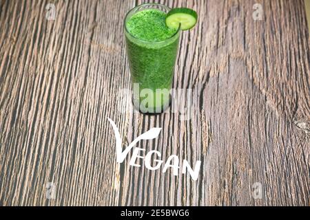 Shake vert frais sain ou smoothie avec légumes verts épinards, avocat, pomme sur fond de bois texture avec le texte vue de dessus de Vega, copie Banque D'Images