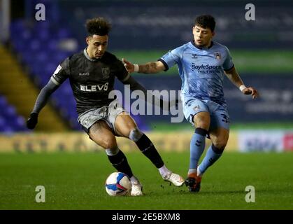 Gustavo Hamer de Coventry City (à droite) et Andre Green de Sheffield Wednesday pour le match du championnat Sky Bet au stade des trophées de St Andrew's trillion, à Birmingham. Date de la photo: Mercredi 27 janvier 2021. Banque D'Images