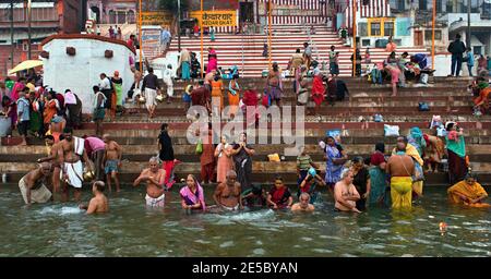 Bain rituel dans la rivière sacrée du Gange Banque D'Images