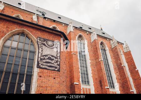 Cadran solaire sur le mur de la basilique de la Vierge Marie à Cracovie, en Pologne. Sites de Cracovie et architecture ancienne. Attractions touristiques historiques Banque D'Images