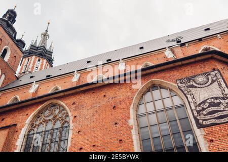 Cadran solaire sur le mur de la basilique de la Vierge Marie à Cracovie, en Pologne. Sites de Cracovie et architecture ancienne. Attractions touristiques historiques Banque D'Images