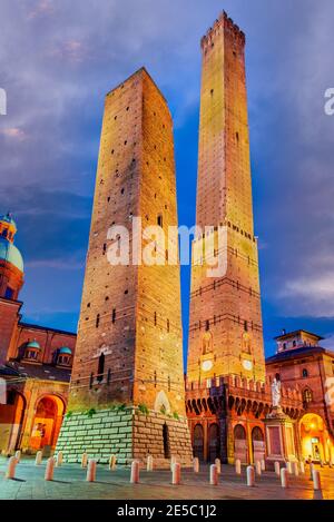 Bologne, Italie - due Torri ou Asinelli et Garisenda, symboles de la cité médiévale Emilia Romagna. Banque D'Images