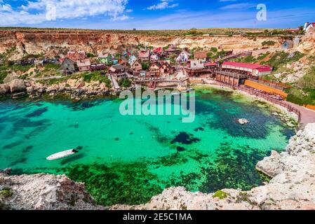 Malte, il-Mellieha. Vue sur le village de Mellieha par une journée ensoleillée, célèbre toile de fond de voyage. Banque D'Images