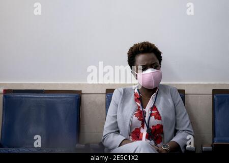 Washington, États-Unis. 27 janvier 2021. Karine Jean-Pierre, secrétaire de presse adjointe à la Maison-Blanche, porte un masque de protection lors d'une conférence de presse dans la salle de presse de James S. Brady à la Maison-Blanche à Washington, DC, États-Unis, le mercredi 27 janvier 2021. Le président américain Joe Biden prendra mercredi des mesures exécutives pour lutter contre le changement climatique, notamment en bloquant temporairement les nouveaux baux pour les forages pétroliers sur les terres fédérales, en ordonnant un examen des subventions aux combustibles fossiles et d'autres mesures pour réviser la composition énergétique des États-Unis. Photo par Stefani Reynolds/UPI crédit: UPI/Alay Live News Banque D'Images