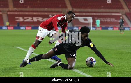 Matthew Olosunde (à droite) de Rotherham United et Marc Bola (à gauche) de Middlesbrough se battent pour le ballon lors du championnat Sky Bet au stade Riverside, à Middlesbrough. Date de la photo: Mercredi 27 janvier 2021. Banque D'Images