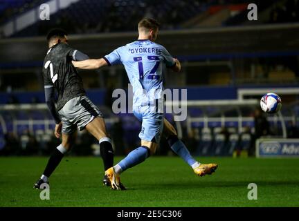 Viktor Gyokeres, de Coventry City (à droite), a tiré sur le but lors du match du championnat Sky Bet au stade de Trophée de St. Andrew's billion, à Birmingham. Date de la photo: Mercredi 27 janvier 2021. Banque D'Images
