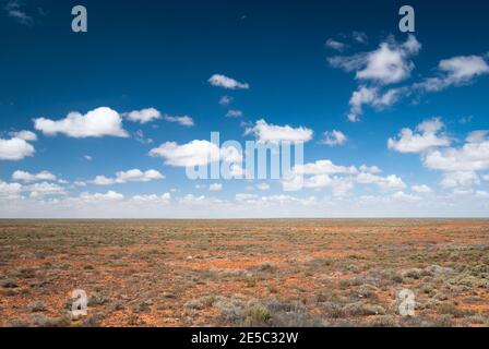 L'Outback australien avec un croissant de lune dans le ciel. Banque D'Images