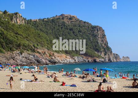 Les gens bronzer sur la plage de Damlataş à Alanya, Turquie Banque D'Images