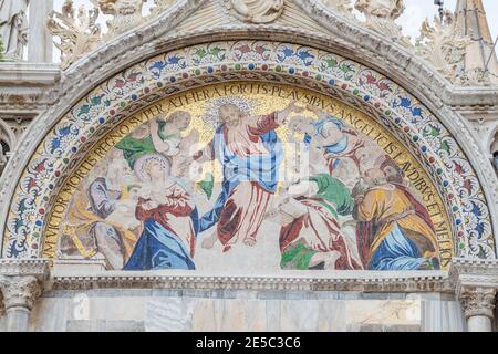 Bannière avec mosaïque ancienne à la façade principale de la basilique Saint-Marc représentant la scène biblique à Venise, Italie, gros plan, détails Banque D'Images